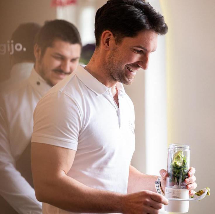 Veliko informacij o pripravi zdravih smutijev je podal Jan Kovačič, eden najbolj priznanih osebnih trenerjev v Sloveniji. | Foto: Blaž Bednjički