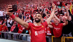 Liverpool slavi: petarda na zelenici, bakljada pred stadionom #video