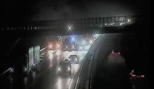 Huda nesreča na primorski avtocesti, ena oseba umrla, druga hudo poškodovana