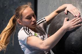 Sijajen uspeh 18-letne Slovenke, Janja Garbret ubranila zmago