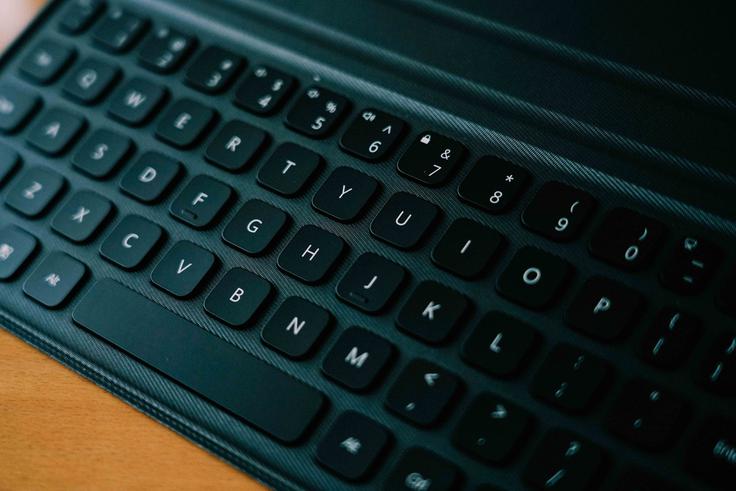 Že pri prvi uporabi je tablica v hipu prepoznala tipkovnico, ko je bila ta na svojem predpisanem mestu. | Foto: Jan Lukanović