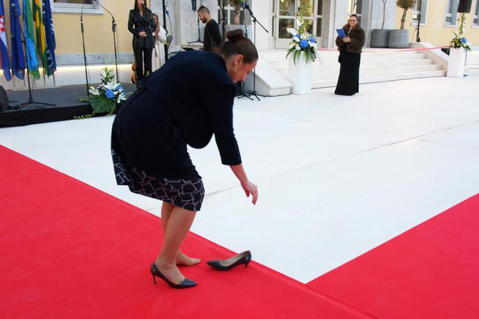 Irena Hrstić | Hrvaško ministrico je nekaj motilo v čevlju, zato ga sezula.  | Foto Sasa Miljevic/PIXSELL