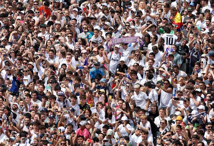 Na trgu Cibeles v Madridu se je zbrala nepregledna množica navijačev Reala. | Foto: Reuters
