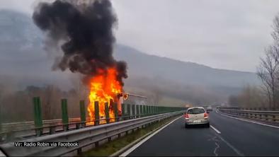 Voznik skušal sam pogasiti požar tovornjaka s priklopnikom #video