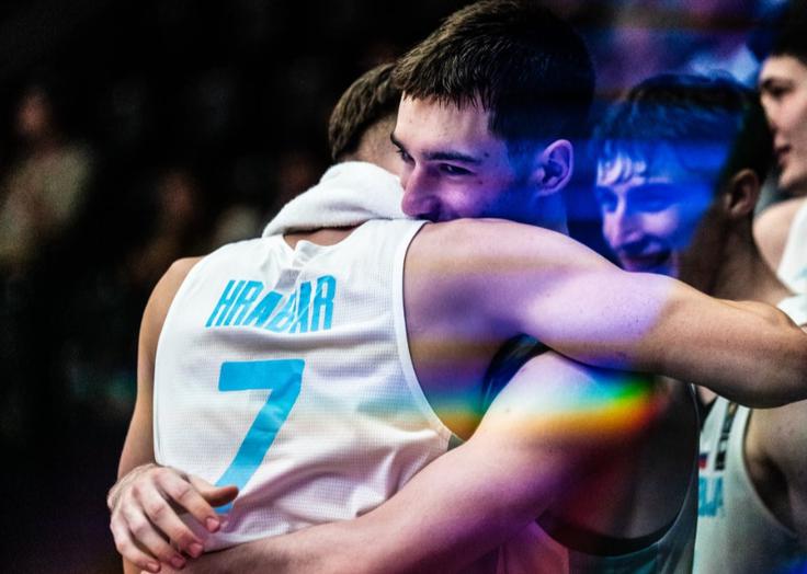 Slovenci so do odločilne prednosti prišli ob koncu druge četrtine. | Foto: FIBA