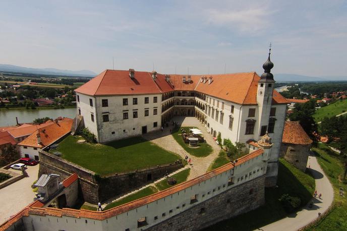 Ptujski grad | Na Ptujskem gradu se je podrla tudi podna ura iz zgodnjega 18. stoletja, ki jo bo treba restavrirati. | Foto STA
