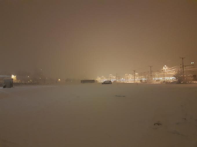 Sneg je pokril tudi parkirišče, kjer bi že nekaj let morala stati železniška postaja. | Foto: Andreja Lončar