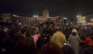 Posnetki iz Rusije, ki lahko skrbijo Putina. Mladi pojejo: "Kje ste bili, preklete pošasti?" #video