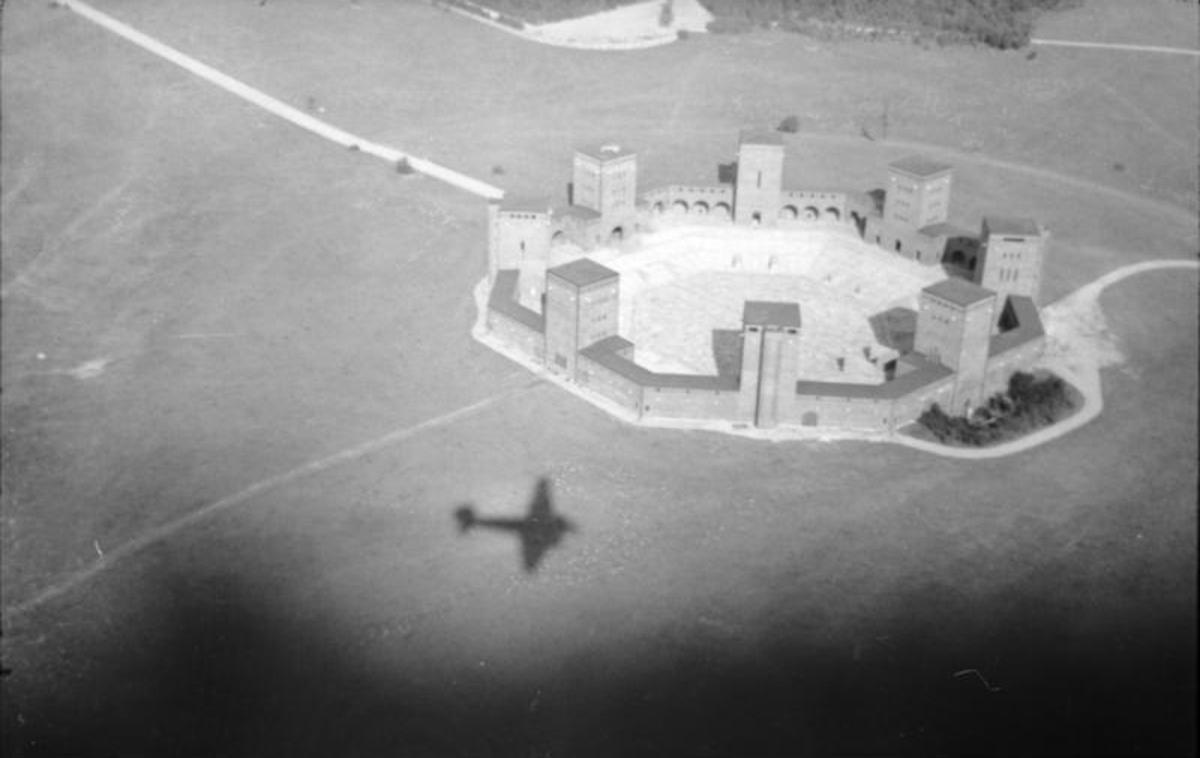 Tannenberg spomenik | Fotografija z letala na tannenberški spomeniški kompleks, ki so ga zgradili med letoma 1924 in 1927. | Foto Wikimedia Commons/Bundesarchiv