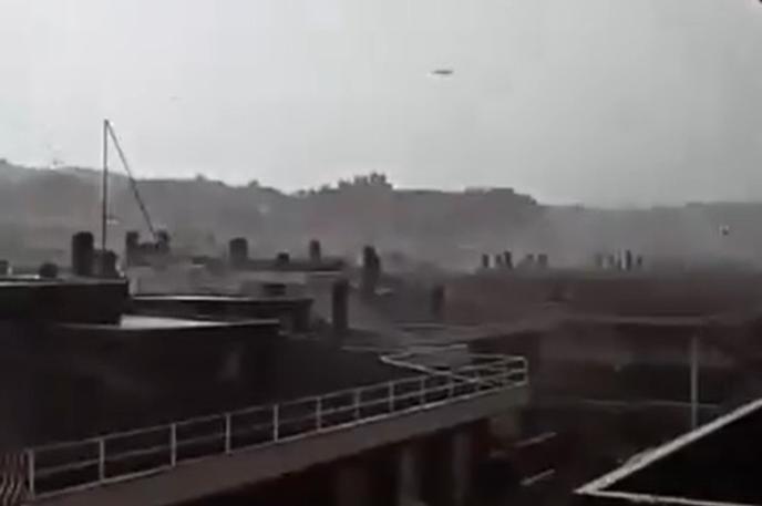 tornado, Rim | V Rimu je tornado podiral drevesa, v več četrtih pa je dež povzročil poplave, med njimi v Nomentanu, Salariu in Parioli, kjer je promet povsem zastal, saj je voda ponekod segala do višine oken avtomobilov. O poškodovanih zaenkrat ne poročajo. | Foto X/posnetek zaslona