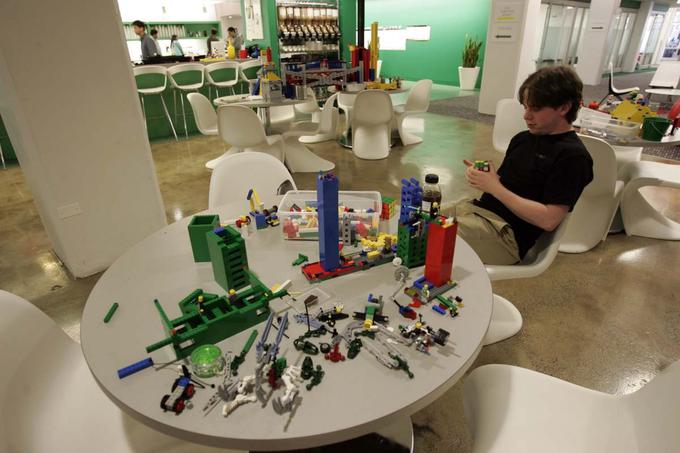 Googlov newyorški programer med sestavljanjem kock lego.  | Foto: Reuters