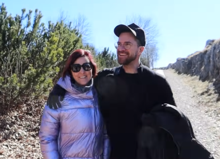 Med Potepom z Leo se je Andreju Škufci na vrhu vzpona na Učko pridružila tudi njegova žena Melinda. | Foto: YouTube/posnetek zaslona