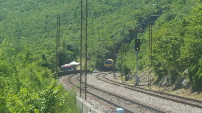 Zaradi nesreče na železniški progi med Ljubljano in Koprom je do preklica prekinjen železniški promet v in iz koprskega pristanišča. | Foto: Igor Krmelj