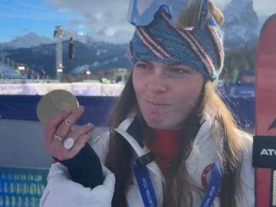 "Zaplet" z medaljo Breezy Johnson, ki sporoča: Lindsey, s tabo smo