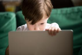 Ste prepričani, da je nedolžno surfanje po internetu vašega otroka povsem varno?