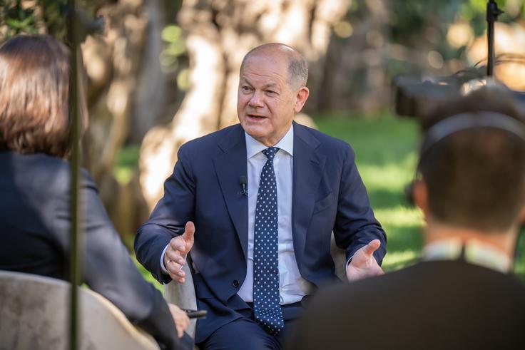 Scholz je prav tako potrdil, da je Nemčija zadržana pri pogajanjih o uvedbi novih sankcij EU proti Rusiji. "Ne blokiramo sankcij, temveč tako kot pri vseh drugih svežnjih sankcij intenzivno sodelujemo z vsemi in si želimo zagotoviti, da bo to izvedeno čim bolj pragmatično," je dejal za nemško radiotelevizijo ZDF. | Foto: Guliverimage