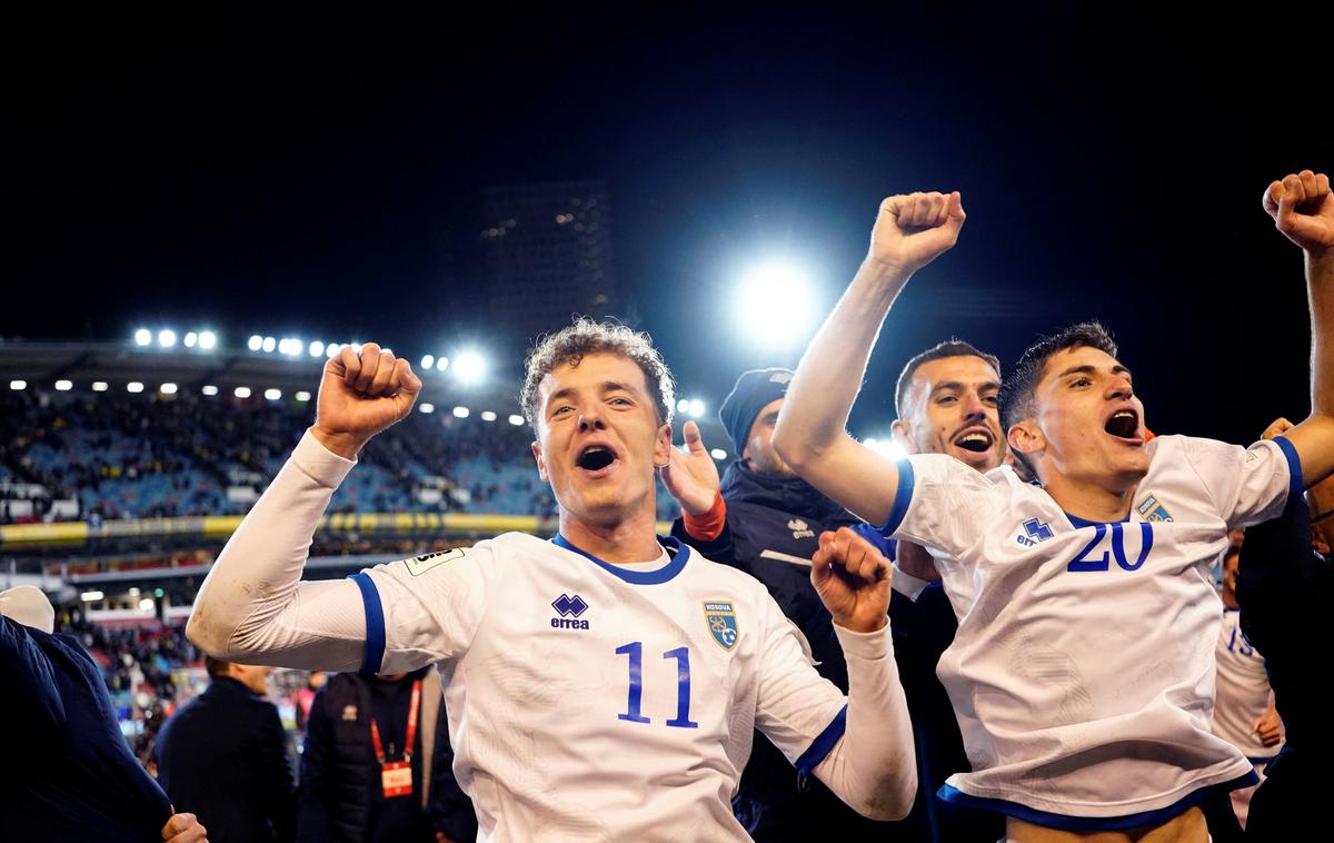 Švedska Kosovo | Veselje Fisnika Asllanija, strelca zmagovitega gola na Švedskem, in Veldina Hodže po zmagi v Göteburgu, s katerim se je reprezentanca Kosova v "slovenski" kvalifikacijski skupini za SP 2026 utrdila na drugem mestu. | Foto Reuters
