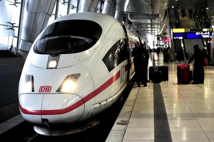 Hitri vlak Nemčija | Ne le da je zamujal in ustavljal na postajah, nemški strojevodja je prek zvočnika obrekoval svoje delodajalce. | Foto Gregor Pavšič