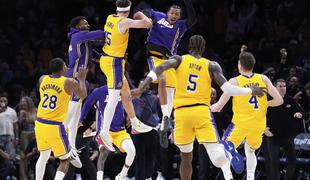 Z glave snel trak junaku Lakersov in poskrbel za nepozabno prho za soigralce #video