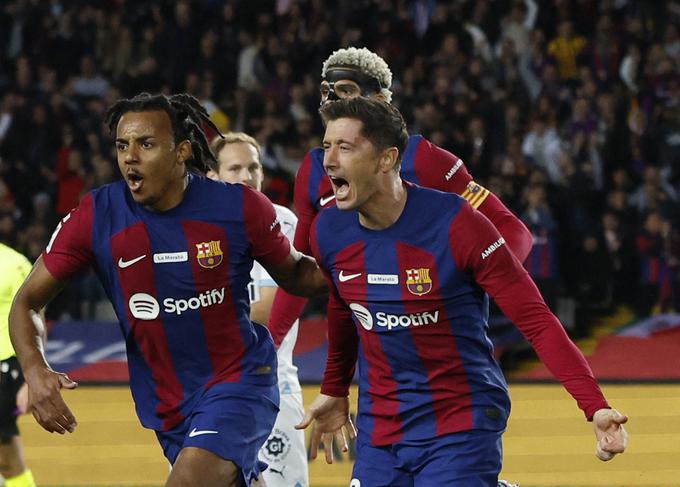 Barcelona je v 19. minuti po zadetku Roberta Lewandowskega izenačila rezultat na 1:1, po 40. minuti pa ni več ujela stika z gosti. | Foto: Reuters