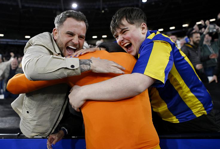 Lucas Perri v objemu navijačev Leedsa na stadionu West Hama v Londonu. | Foto: Reuters