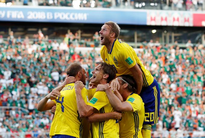 Švedi so v drugem polčasu napolnili mrežo Mehike, se povzpeli na vrh lestvice F, na koncu pa so v osmino finala napredovali tudi poraženci Mehičani. | Foto: Reuters