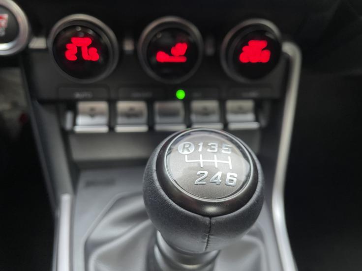 Šeststopenjski ročni menjalnik izhaja iz predhodnika in še vedno je prepričljiv. Zaradi večje moči motorja so mu lahko nekoliko skrajšali peto prestavo. | Foto: Gregor Pavšič