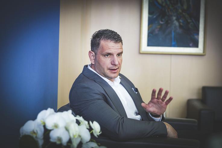 "Danes sem star 44 let in nikoli v življenju nisem užalil niti ene ženske. Ampak res nikdar," trdi Zoran Stevanović. | Foto: Ana Kovač