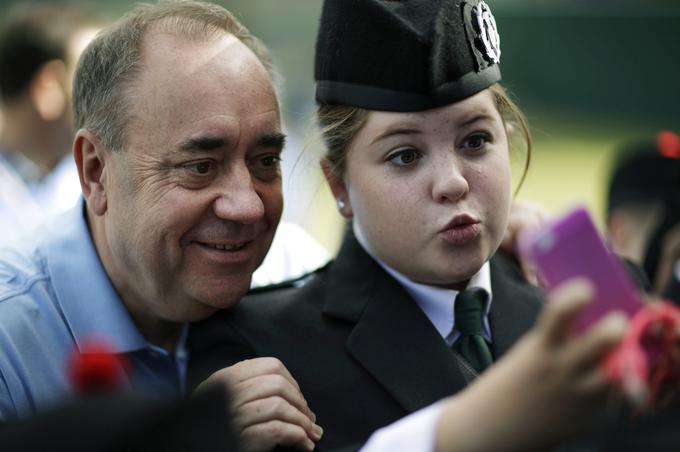 Alex Salmond je bil med letoma 2007 in 2014 škotski premier. Po izgubljenem referendumu leta 2014 je napovedal svoj odhod s položaja premierja in predsednika SNP. Zamenjala ga je njegova namestnica Sturgeonova. Leta 2018 je izstopil iz stranke zaradi obtožb o spolnem nadlegovanju. Leta 2020 ga je sodišče opralo krivde. Od marca letos je Salmond predsednik nove stranke Alba (to je ime za Škotsko v keltščini), ki je v nasprotju s SNP precej bolj konservativno usmerjena. | Foto: Guliverimage/Vladimir Fedorenko