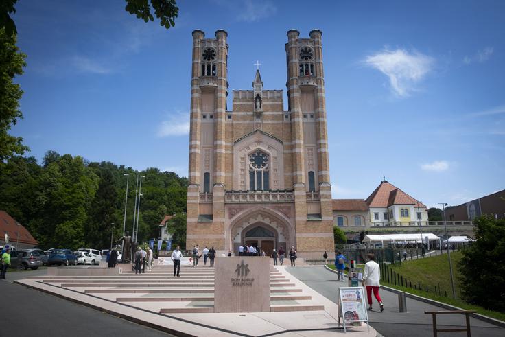 Maša ob 100-letnici cerkve Marije Pomočnice na Rakovniku z mašo, ki jo je vodil kardinal Angel F. Artime. Cerkev Maša ob 100-letnici cerkve Marije Pomočnice na Rakovniku z mašo, ki jo je vodil kardinal Angel F. Artime. Cerkev | Foto: Bojan Puhek