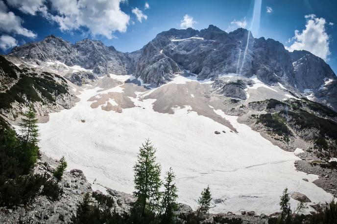 Ledenik pod Skuto | Planinca sta padla z velike višine na grebenskem prehodu med Koroško Rinko in Skuto. | Foto Bojan Puhek