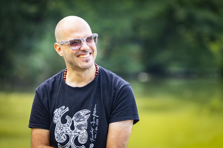 "Prodaja vstopnic nas je zelo presenetila, ker je bila Linhartova dvorana razprodana v dveh dneh. Bile so želje tudi po Gallusovi dvorani, a smo ugotovili, da je ta že zasedena, saj isti večer v njej nastopa Jose Carreras. Lahko pa bi ga poklicali, da bi malo zamenjali," se pošali Rudi. | Foto: Bojan Puhek