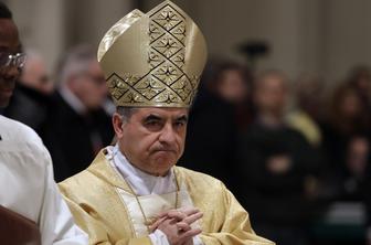 Lahko kardinal Giovanni Angelo Becciu resno zaplete izbiro novega papeža?