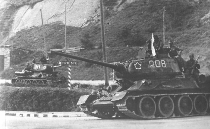 Kardelj je glede meje z Italijo leta 1944 dejal, "da bo naše, kar bo ostalo v rokah naše vojske". Vladimir Dedijer pravi, da je prav Kardelj predlagal Titu, naj se 4. armada jugoslovanske vojske ne zaplete v boje za osvoboditev Reke, ampak naj gre čim prej proti Trstu, da bi prehiteli zahodne zaveznike. 4. armada je zaobšla Reko (ta je bila osvobojena 3. maja) in 1. maja prišla do Trsta (na fotografiji tanki 4. armade, ki vozijo proti Trstu), a po mnenju Kardelja dva dni prepozno, ker so britanske sile (Novozelandci) prišli do Trsta 2. maja. Kardelj je bil prepričan, da bi morala 4. armada priti do Soče in tam podreti mostove, da Novozelandci ne bi mogli priti v Trst. Kardelj je bil prepričan, da bi tako dobili Trst. Je pa Kardeljevo prepričevanja Tita o čimprejšnjem naskoku na Trst na koncu najverjetneje prinesla Sloveniji izhod na morje.  | Foto: Wikimedia Commons