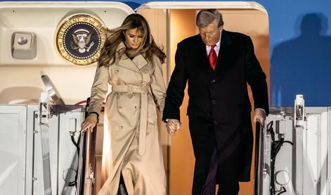 Melania Trump na Otok priletela v britanskem plašču #foto
