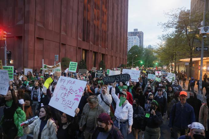 Več tisoč protestnikov se je v torek zbralo tudi v New Yorku, kjer so, odeti v zeleno, opozarjali predvsem na negativne posledice omejevanja in prepovedi splava za marginalizirane skupnosti. | Foto: Reuters