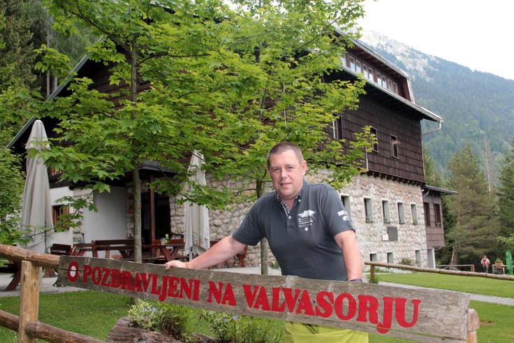Aleš Štefe Valvasorjev dom ''Naša lokacija je zelo priljubljena za krožno turo po Karavankah, zato snujemo vodnik, ki bo v pomoč vsem, ki se nanjo podajajo,'' ponosno pove Aleš, ob tem pa še doda, da v poletnih mesecih opažajo več tujih pohodnikov, v jesenskih in zimskih pa več lokalnih. ''Opažam tudi manj neprimerno opremljenih pohodnikov, tudi tujci so bolj ozaveščeni. Včasih je kdo prišel v natikačih, zdaj je tega manj,'' pove Štefe. | Foto: Manca Čujež