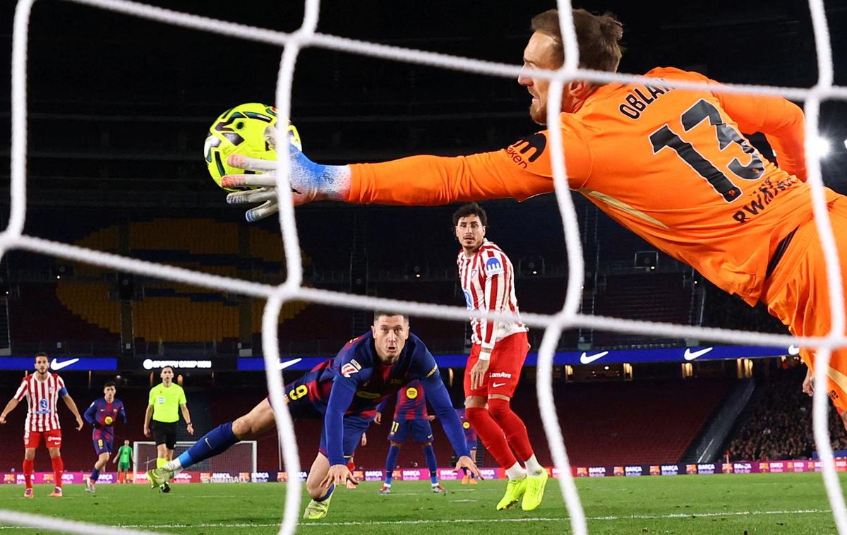 Jan Oblak | Tako je Jan Oblak v 38. minuti ubranil strel Roberta Lewandowskega in poskrbel za eno svojih najbolj odmevnih obramb v tem letu. | Foto Reuters