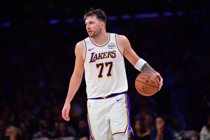 Dončić je v prvi četrtini z asistencami ali koši sodeloval pri kar 29 od skupno 46 točk Lakersov. | Foto: Reuters