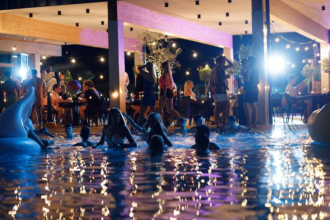 Visoka kakovost produkcije se pozna tudi pri scenah, kot je ta iz zabave na bazenu, saj osvetlitev, barve in zvok doprinesejo k dinamiki filma. | Foto: Constantin Film
