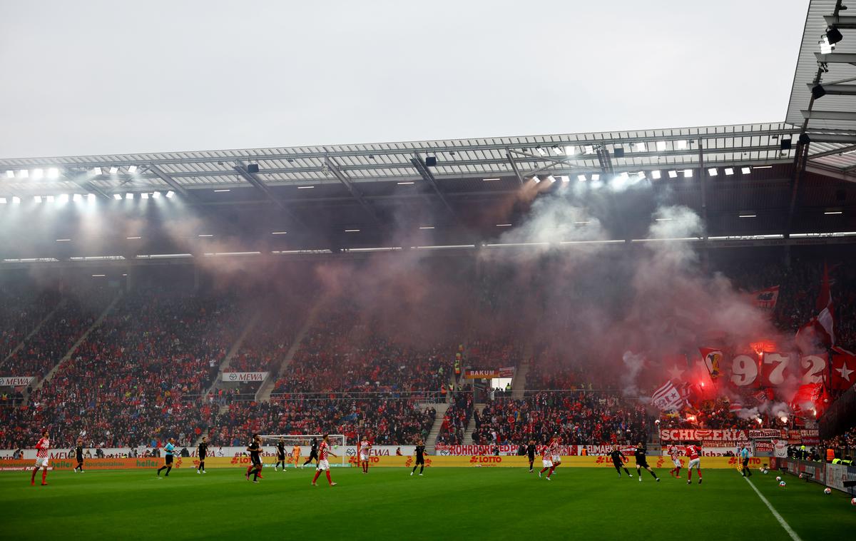 Mainz Bayern | V Mainzu so navijači Bayernu pripravili peklenski sprejem in se veselili zmage. | Foto Reuters