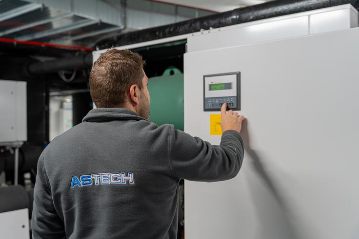 Serviserji podjetja Astech poudarjajo, da številni sistemi v pisarnah pozimi delujejo v napačnem režimu. Brez rednega servisa in pravilnih nastavitev zrak ostaja presuh ali premočno kroži, kar zaposleni občutijo kot nelagodje, utrujenost in draženje dihal. | Foto: Go4Digit, Gal Pazlar