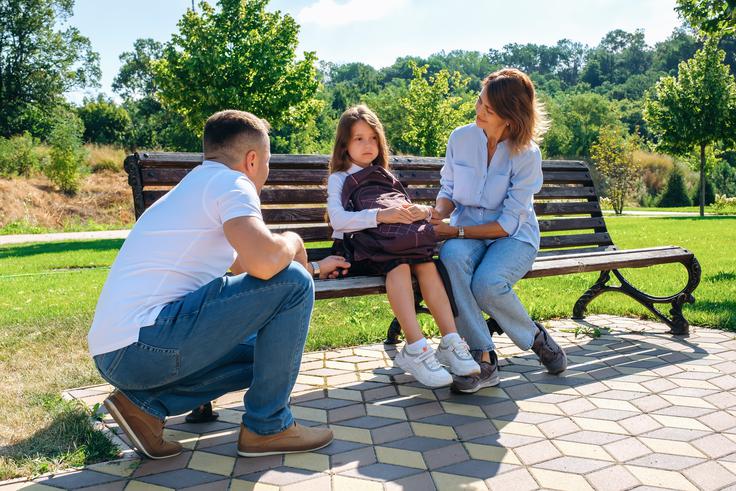 Zagotovo se skoraj vsak starš med otrokovim šolanjem vsaj enkrat sreča s fazo, ko otrok noče v šolo. Včasih otrok potrebuje le malo spodbude, včasih tolažbo.  | Foto: Shutterstock