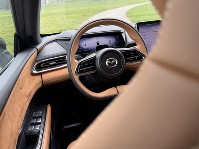 Razvita za Kitajce, zdaj že v Sloveniji: Mazdina limuzina hitro navduši in preseneti