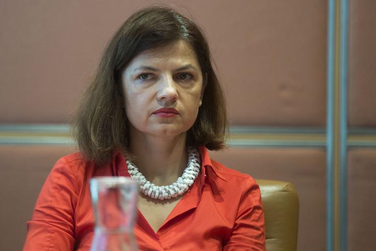 Na Gospodarski zbornici Slovenije (GZS) ocenjujejo, da bi bil dvig minimalne plače na 700 evrov neto ob hkratni izločitvi vseh dodatkov iz minimalne plače za gospodarstvo problematičen in škodljiv. Na fotografiji generalna direktorica GZS Sonja Šmuc. | Foto: Matej Leskovšek