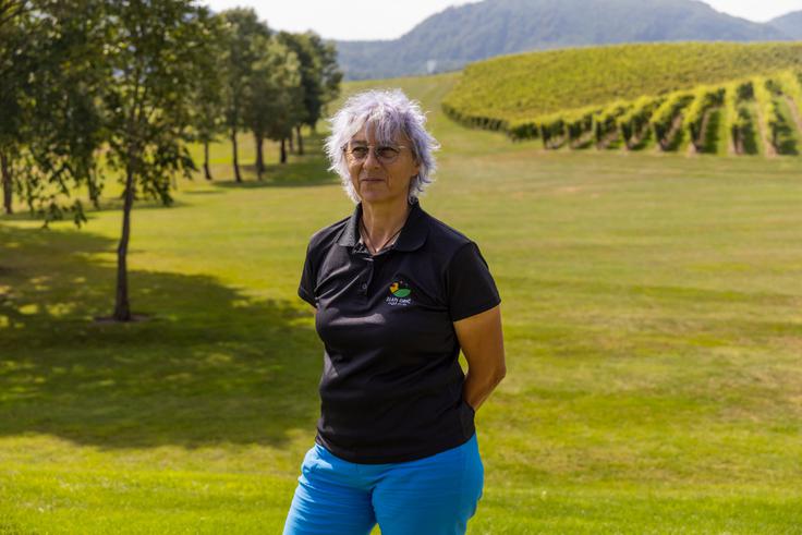 "Letna karta je odlična izbira za vse, ki si želijo sproščenih iger v naravi. Poleg tega omogoča tudi dodatne ugodnosti med vinogradi in pri partnerjih," pove prvi obraz golfa na Zlatem griču Andreja Cesar Goršek. | Foto: Zlati grič