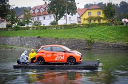 Toyota aygo plava po Ljubljanici in igra košarko v Stožicah