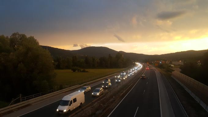Na primorski avtocesti v smeri Ljubljane nastajajo zastoji. | Foto: Metka Prezelj