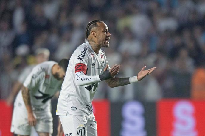 Neymar | Neymar se je zapletel v hud spor s privržencem Santosa. | Foto Guliverimage