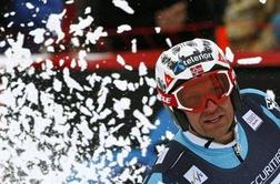 Moški trening smuka vendarle pod streho